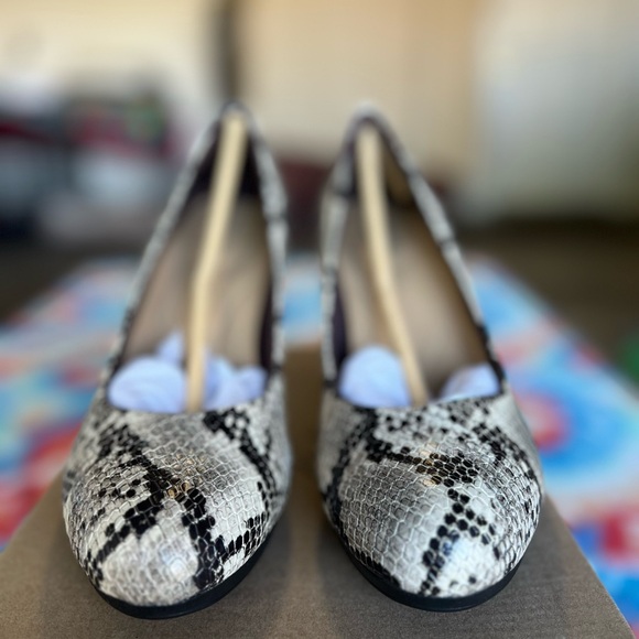 Clarks Women's Snakeskin Pattern Heels Adriel Viola - Picture 3 of 6